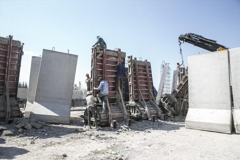 <p>Her biri 12 ton ağırlığında, 4 metre yüksekliğindeki beton blokların yüklü olduğu TIR’lar, Suriye sınırındaki Hatay’ın Reyhanlı ilçesinde bulunan Cilvegözü Gümrük Kapısı’na geldi.</p>
<p> </p>