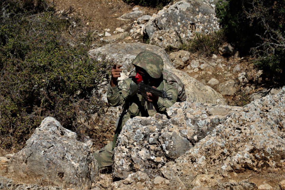 <p>Sırtlarındaki 40 kilogramlık teçhizatlarıyla arazide kilometrelerce yürüyen komandolar, istenilen hedeflere yüksek tepeleri, derin kanyon ve vadileri fire vermeden geçerek ulaştı.</p>
<p> </p>