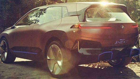 <p>Sürüş için gerekli olan bazı göstergeler de kayboluyor. Bu göstergelerin yerine BMW’nin “keşif ekranları” dediği yolculuk ekranları geliyor. Yani yolcular, güzergahları üzerindeki birçok yeri buradan inceleyebiliyorlar.</p>
<p> </p>