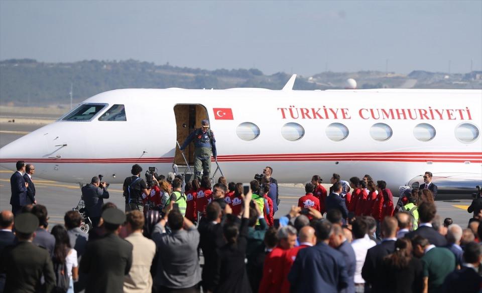 <p>Türkiye Cumhurbaşkanı Recep Tayyip Erdoğan, Türkiye Teknoloji Takımı (T3) Vakfı ve İstanbul Büyükşehir Belediyesi tarafından organize edilen, Anadolu Ajansı'nın (AA) global iletişim ortağı olduğu TEKNOFEST İSTANBUL Havacılık, Uzay ve Teknoloji Festivali'nin gerçekleştirildiği İstanbul Yeni Havalimanı'na uçakla geldi.</p>

<p> </p>
