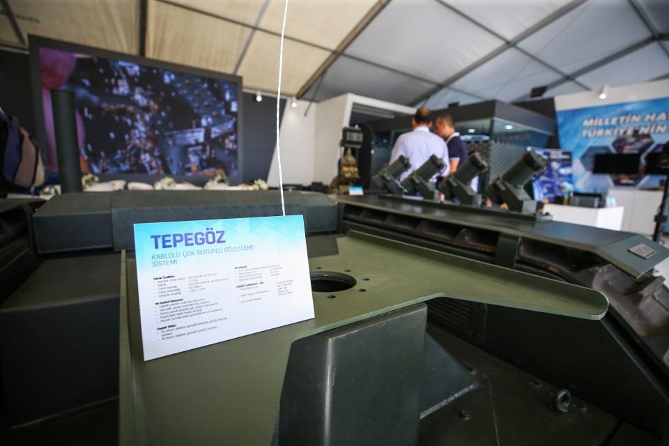 <p>Tepegöz, kablolu olarak uçuş gerçekleştiriyor. Multikopterle yer istasyonu arasında haberleşme linki ve enerji alışverişi gerçekleşmesini sağlayan bu kablo sayesinde multikopter elektronik karıştırmalardan etkilenmiyor. Enerjiyi kablodan aldığı için de uzun sürüler görev yapabiliyor.</p>
<p> </p>