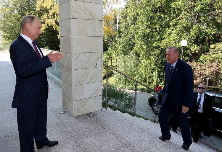 <p>Türkiye Cumhurbaşkanı Recep Tayyip Erdoğan, Rusya Devlet Başkanı Vladimir Putin ile Rusya'nın Soçi kentinde Devlet Başkanlığı Rezidansında bir araya geldi. İşte Soçi görüşmesine damga vuran kareler...</p>
