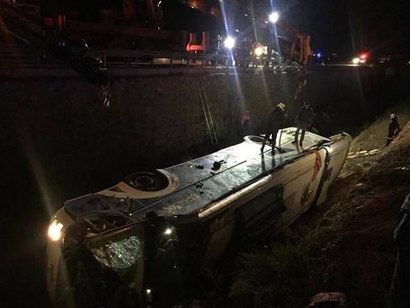 <p>Afyonkarahisar'da bir yolcu otobüsünün devrilmesi sonucu ilk belirlemelere göre 8 kişi hayatını kaybetti, 28 kişi yaralandı. İhbar üzerine olay yerine çok sayıda itfaiye, sağlık, İl Afet ve Acil Durum Müdürlüğü (AFAD) ekibi sevk edildi.</p>
<p> </p>
