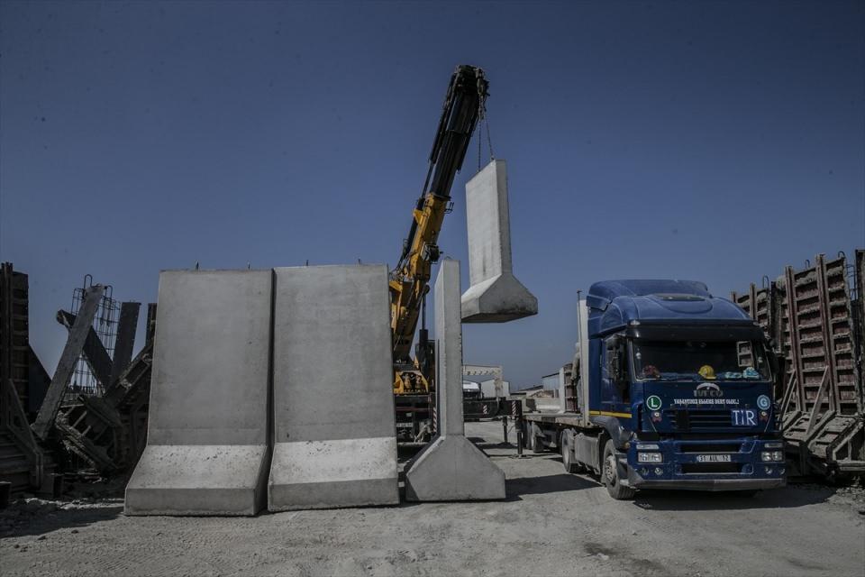 <p>Beton blokların bulunduğu TIR’lar, öğle saatlerinde sınırdan Suriye tarafına geçerek İdlib’e gitti.</p>
<p> </p>