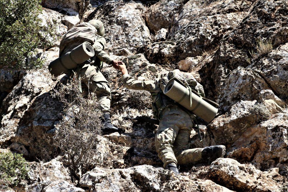 <p>Burada teröristlerin bulunduğu bölgelere hiç beklenilmeyen yerden sızan komandolar, şok baskınlarla düşmanı yok etme kapasitesine ulaştıklarını gösterdi.</p>
<p> </p>
