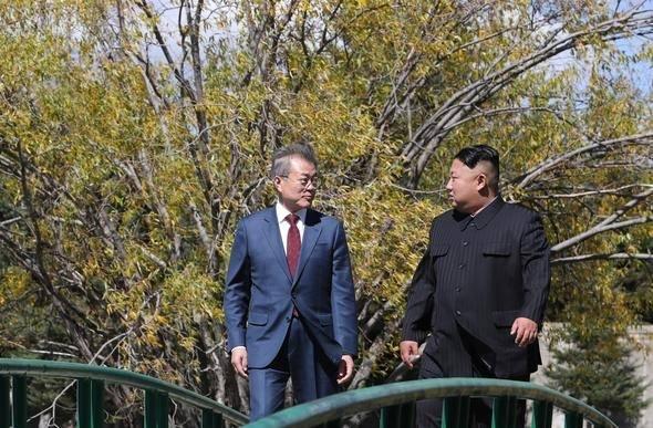 <p>Güney Kore Devlet Başkanı Moon Jae-in ve Kuzey Kore lideri Kim Jong-un’un bu yılki 3. zirvesinden iki ülke ilişkilerine, ortak projelere ve nükleer silahsızlanmaya ilişkin bir dizi karar çıktı.</p>

<p> </p>
