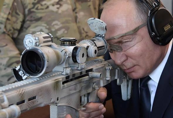 <p>Moskova'nın Kubinka bölgesindeki Patriot Parkı’nda askeri mühimmat ve silahların bulunduğu bölümü gezen Putin, keskin nişancı tüfeği ile atış talimi yaptı.</p>

<p> </p>
