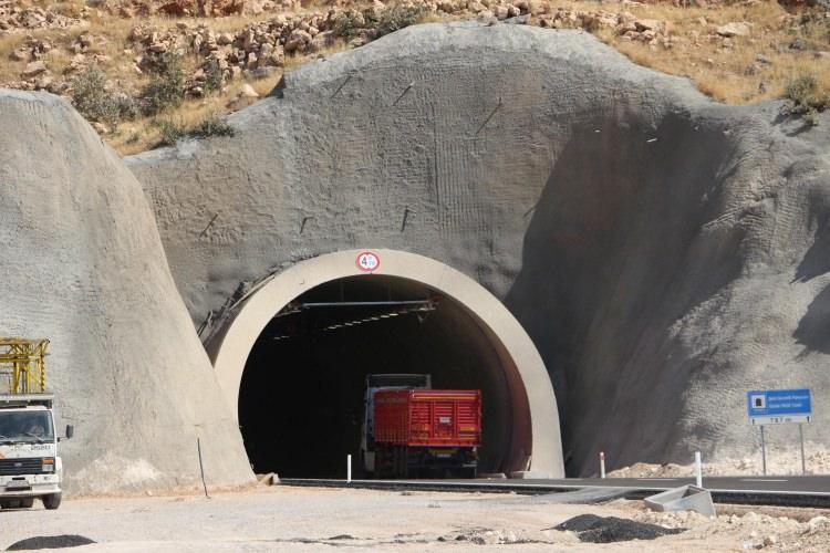 <p>İnşaatı sırasında birçok kez terör saldırısı gerçekleştirilen tünellerin yapımında kullanılan iş makineleri ateşe verilmişti.</p>
