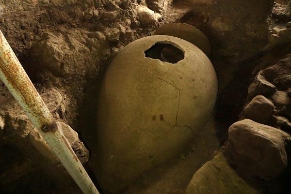 <p>Kültür ve Turizm Bakanlığı ve Edremit Belediyesinin desteğiyle antik  kentte yürütülen 19. dönem kazılarında bulunan 2 mezar, ziyaretçilerden yoğun  ilgi görüyor.</p>
