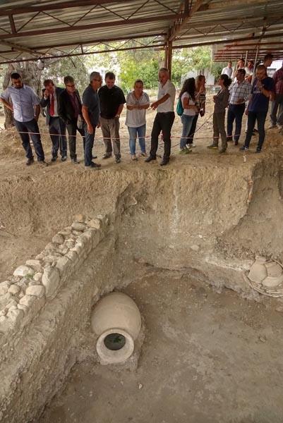 <p>"AİLE MEZARI OLARAK DA KULLANILMIŞ"</p>

<p>Pitos mezarların, Antandros'ta milattan önce 6. yüzyılın ortalarından  itibaren kullanılan bir mezar tipi olarak karşılarına çıktığını vurgulayan Polat,  şöyle devam etti:</p>

<p>"Hatta pitoslar zaman zaman aile mezarı olarak da kullanılmışlar. Aynı aileden iki ya da üç bireyin bu küpler, pitoslar içerisine gömüldüğüne Antandros  nekropolisinde şahit olduk. Bu gömü yapıldıktan sonra ön kısmına genellikle bir  çatı kiremidi kapatılarak ve hatta buradaki mezarın önüne taş dikilerek mezarın  toprak üstünden yerinin de belirtildiğine şahit oluyoruz."</p>
