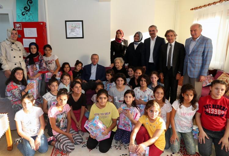 <p>Cumhurbaşkanı Recep Tayyip Erdoğan, TEKNOFEST'in ardından Kasımpaşa'ya geçerek, burada ziyaretlerde bulundu.</p>

<p> </p>
