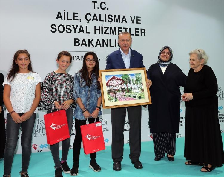 <p>Erdoğan ilk olarak burada bulunan bir kahvehane ve berbere uğradı. Cumhurbaşkanı Erdoğan, daha sonra Kasımpaşa Çocuk Evleri Sitesi'ni ziyaret etti. </p>
