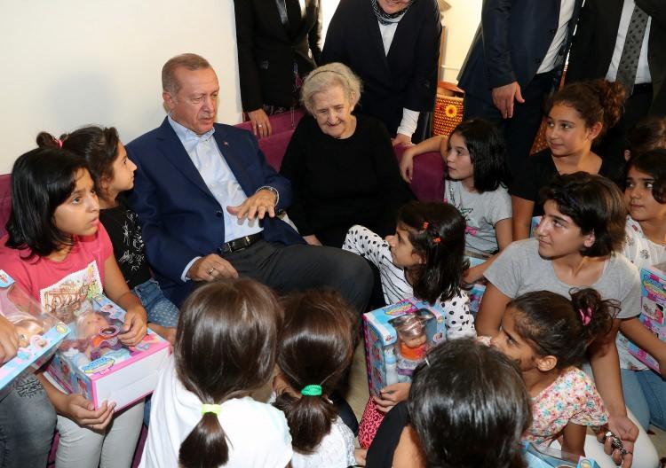 <p>Çevrede bulunan vatandaşlar, Cumhurbaşkanı Erdoğan'a sevgi gösterilerinde bulundu. </p>