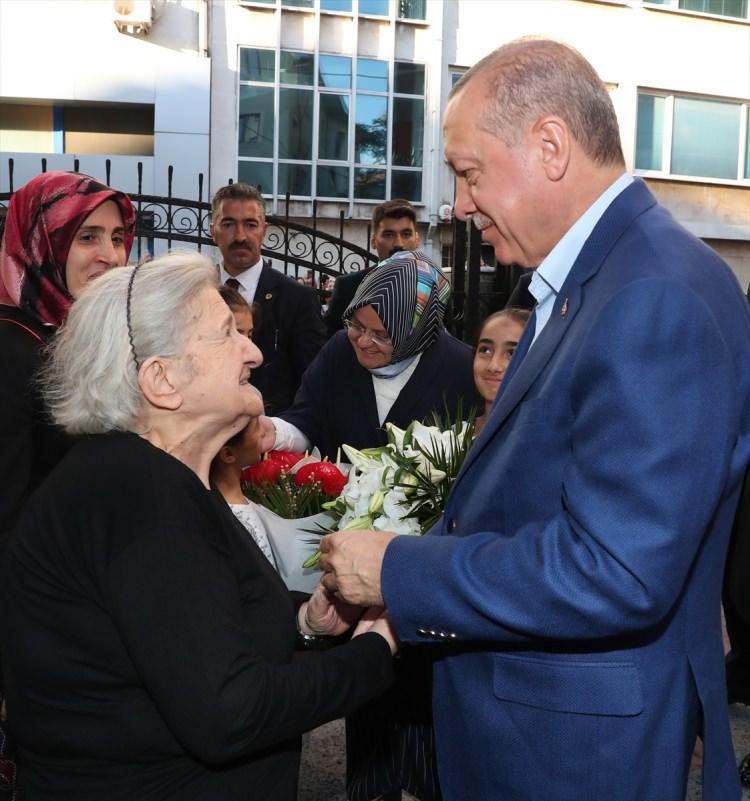 <p>Erdoğan da buradan ayrılmadan önce vatandaşlarla sohbet ederek, çocuklara oyuncak hediye etti. </p>