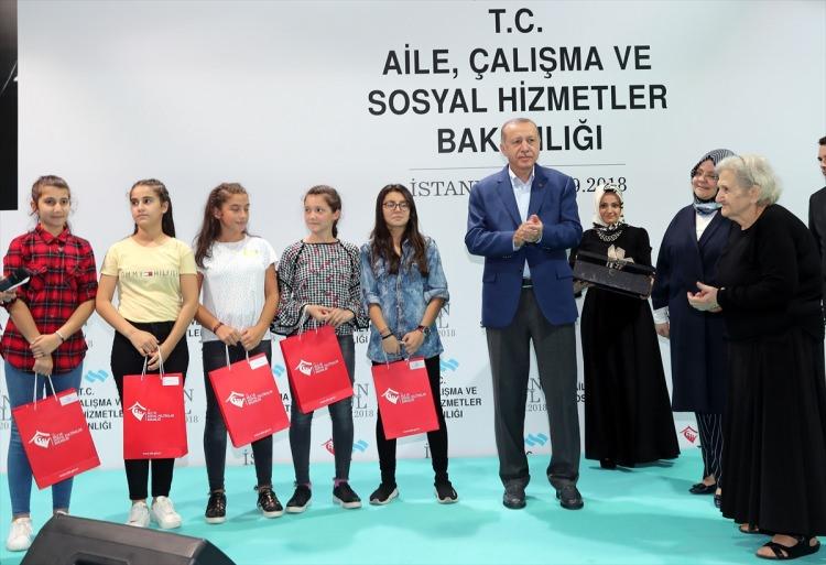 <p>Yaklaşık 1 saat süren ziyaretin ardından Cumhurbaşkanı Erdoğan, kendisini bekleyen vatandaşları selamlayarak Çocuk Evleri Sitesi’nde ayrıldı.</p>
<ul>
</ul>