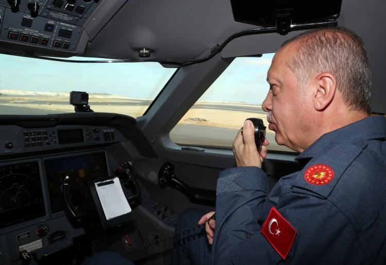 <p>Cumhurbaşkanı Erdoğan'ın üzerinde Cumhurbaşkanlığı forsunun bulunduğu pilot üniforması giydiği görüldü.</p>
