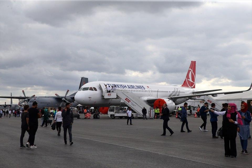 <p>Türk Hava Yoları'na ait yolcu uçağı </p>