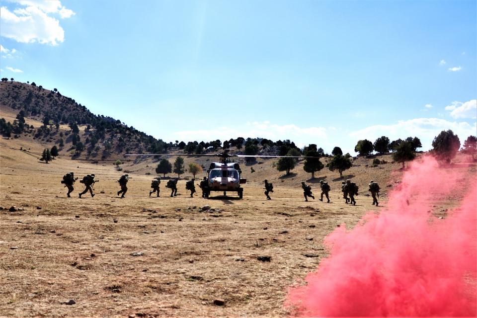 <p>Yüksekliğe aldırış etmeden, Türk ordusunun komando andını Eğirdir semalarına haykıran uzman erbaşlar, tatbikatı başarıyla bitirerek mavi bere takma hakkını kazandı.</p>
<p> </p>
