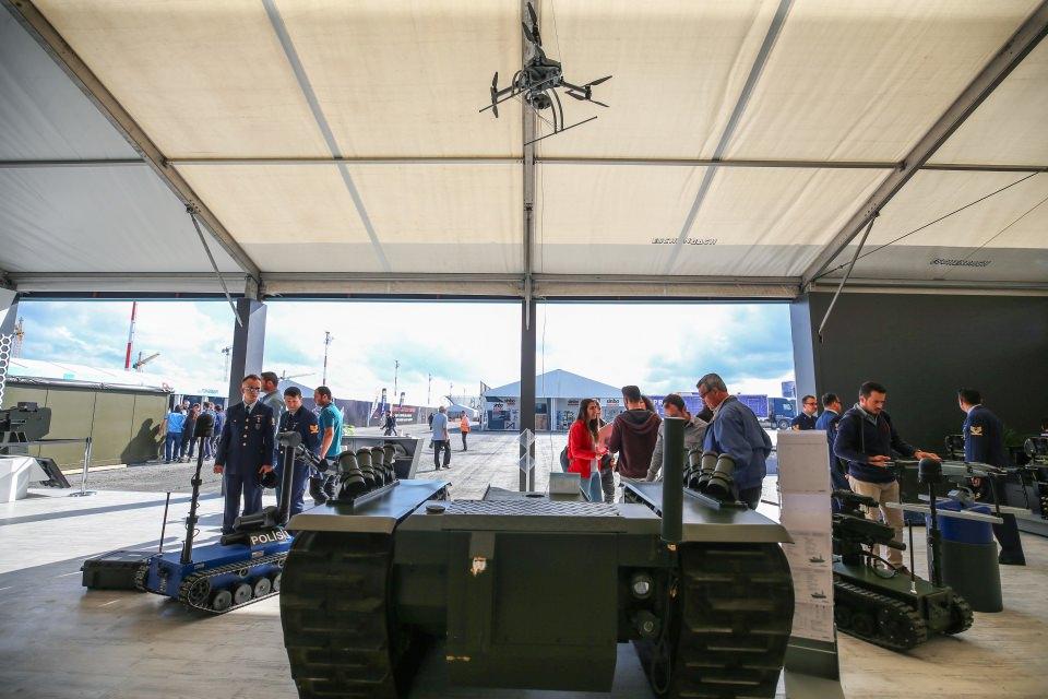 <p>Böylece sıcak bölgelerde insan hayatını riske atmadan keşif-gözetleme yapılabilecek.</p>
<p>İki şirket ayrıca SARP Uzaktan Komutalı Stabilize Silah Sistemi'nin insansız kara aracına entegre edildiği Uzaktan Kumandalı Atış Platformu üzerinde çalışıyor.</p>