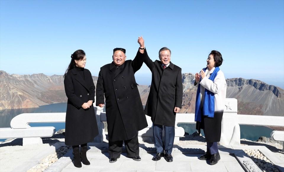 <p>Güney Kore Devlet Başkanı Moon Jae-in ile Kuzey Kore lideri Kim Jong-un bu yıl 3. kez yüz yüze görüşme gerçekleştirdi.</p>

<p> </p>
