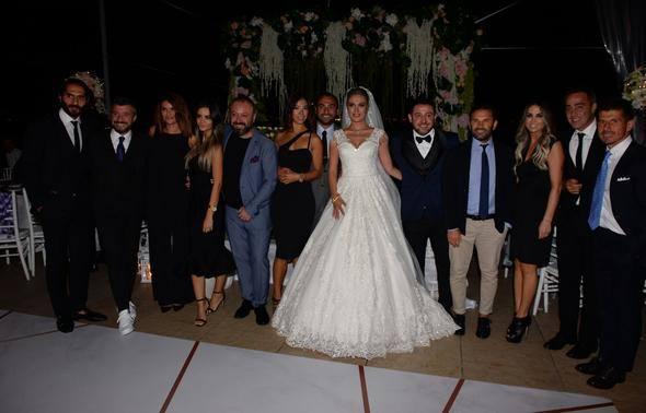 <p>Geçtiğimiz ay Roma'da dünya evine giren Nihat Kahveci, önceki akşam yakın dostları için düğün tertip etti.</p>
