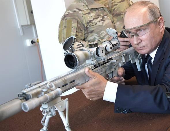 <p>SVCh-308 model keskin nişancı tüfeği ile 600 metreden 5 kez atış yapan Rusya Devlet Başkanı, tüm hedefleri vurdu.</p>

<p> </p>
