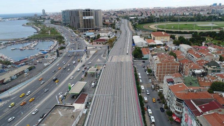 <p>Sona yaklaşılan Halkalı-Gebze Banliyö Hattında devam eden çalışmalar havadan görüntülendi. İstanbul’un ulaşım sorununa önemli ölçüde çözüm sunacak olan demir yolunun genişliği adeta otobanı andırırken, istasyonların büyük ölçüde tamamlandığı görüldü.</p>

<p> </p>
