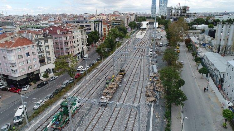 <p>İstanbul’un en önemli ulaşım projelerinden olan Halkalı-Gebze Banliyö hattında sona yaklaşıldı. Marmaray’ın Halkalı Gebze hattında hizmet verecek olan banliyö hattında çalışmalar tüm hızıyla devam ediyor. </p>
