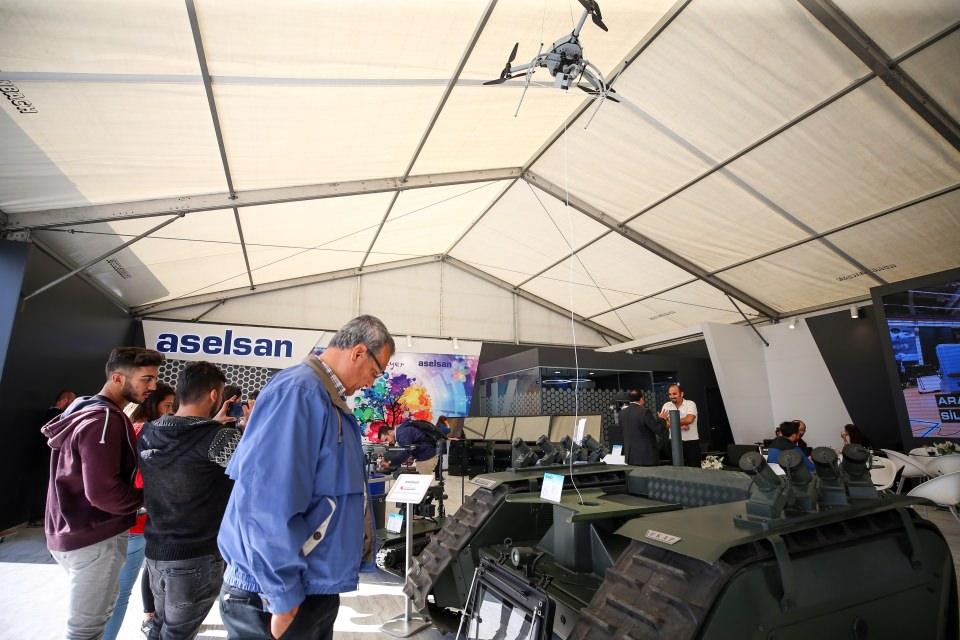 <p><strong>Çok amaçlı insansız kara aracı</strong></p>
<p>Katmerciler'in ilk olarak Uzaktan Kumandalı Atış Platformu'yla tanıttığı insansız kara aracının ana platformu, üzerine entegre edilen faydalı yüklerle çok amaçlı olarak kullanılıyor.</p>
<p>İki aracın bir araya getirilmesiyle Tepegöz'ün kabiliyetleri, enerji kısıtları aşılarak uzak bölgelere taşınabilecek. </p>