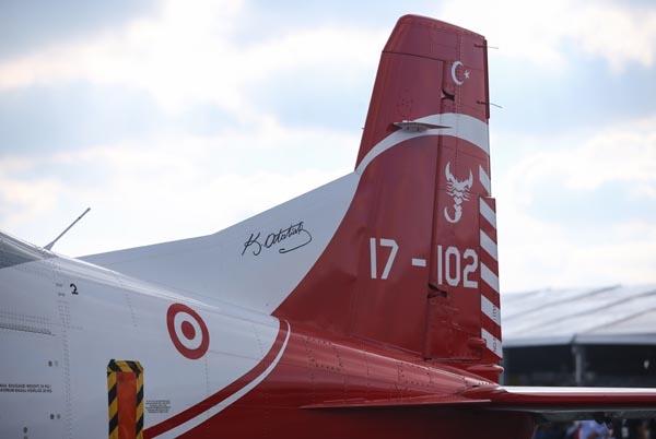 <p>Sınıfının en iyisi olarak g&ouml;sterilen H&uuml;rkuş-B, sayısal kokpiti, basın&ccedil;lı kabini, fırlatma koltuğu, oksijen desteği ve iniş takımları a&ccedil;ısından jet u&ccedil;aklardakine benzer sistemlerle donatıldı.</p>
