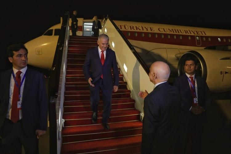 <p>TBMM Başkanı Binali Yıldırım, resmi temaslarda bulunmak üzere Azerbaycan’ın başkenti Bakü’ye geldi. Yıldırım’ın uçağı Türkiye saati ile 20.20’de Bakü Haydar Aliyev Uluslararası Havalimanı’na iniş yaptı. </p>

<p> </p>
