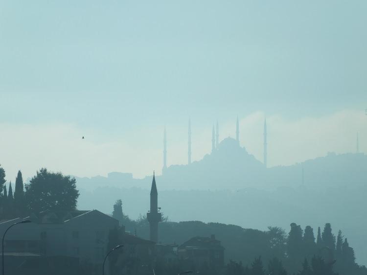 <p>İstanbul Boğazı çevresinde etkili olan sis nedeniyle ve Fatih Sultan Mehmet Köprüsü ve 15 Temmuz Şehitler Köprüsü neredeyse görünmez oldu.</p>
