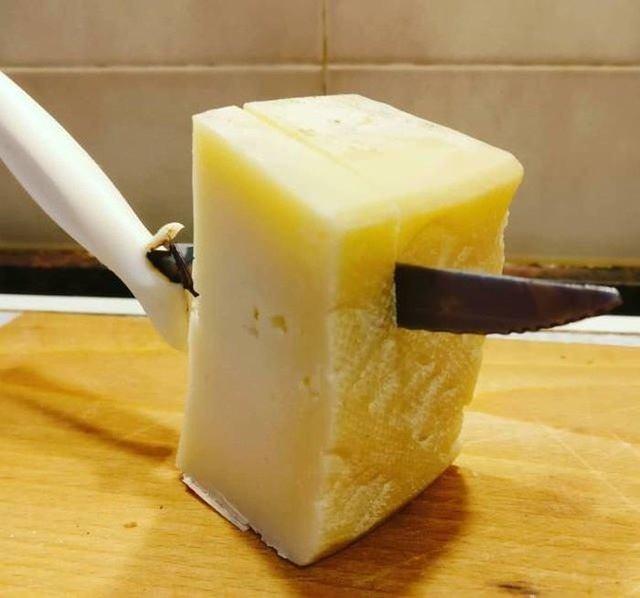 <p>Peynir kesilirken kırılan bı&ccedil;ak.</p>
