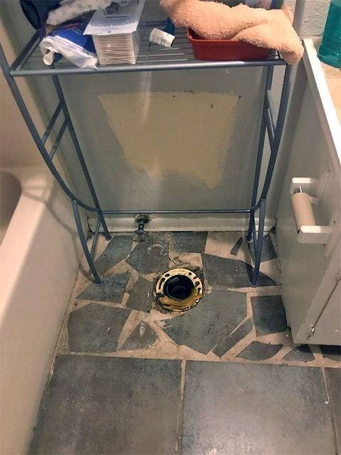 <p>Erkek arkadaşı sevgilisinden ayrılıp evi terk ettiğinde tuvaleti g&ouml;t&uuml;rm&uuml;ş.</p>
