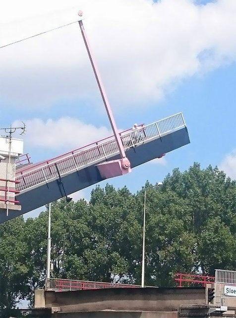 <p>K&ouml;pr&uuml;y&uuml; ge&ccedil;mek i&ccedil;in &ccedil;ok yanlış bir zaman...</p>
