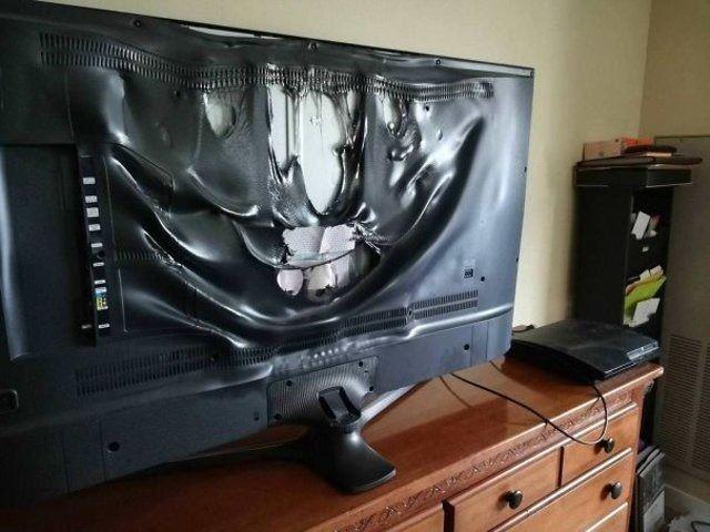 <p>"Kız kardeşim televizyonu ş&ouml;minenin &ouml;n&uuml;nde tutmuş."</p>
