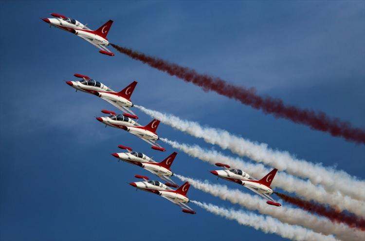 <p>YERLİ MOTOR HEDEFİNE DEĞİNDİ</p>

<p>Oktay, "Özgün helikopterimiz, ATAK helikopterimiz hem sahada operasyonlarımızda, güvenlik güçlerimizin ihtiyaçlarını karşılamanın ötesinde hep birlikte, bütün Türkiye olarak hatta dünya izliyor. Dünyada teknolojilerde en ilerilerden birisi. Özgün helikopterlerimizle teknolojiyi bir üst aşamaya götürüyoruz. İnşallah kendi motorlarımızı da, kendi tasarladığımız, kendi geliştirdiğimiz ve kendi imal ettiğimiz motorlarımızı da takarak yerlileştirdiğimizde, gerçek anlamda özgün helikopterimize de ulaşmış olacağız. Bu helikopterimizi fiilen de test etmiş ve havalandırmış durumdayız. SİHA'lar, İHA'lar bizim gurur kaynağımız. Dünyadaki en ileri teknolojiye sahip alanımız. Savunma sanayii bizim özel sektörle birlikte bir bütün olarak kalkınmayı, ivmeyi yakaladığımız bir alan. Bunu biz diğer alanlara da taşımak istiyoruz. Sağlık, ulaştırma sektörüne de taşımak istiyoruz" ifadelerini kullandı.</p>
