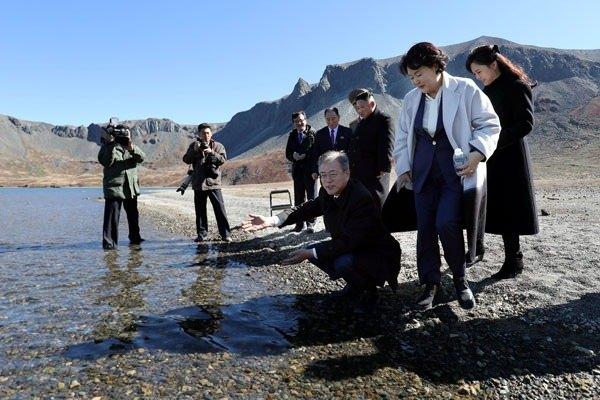 <p>Güney Kore Devlet Başkanı Moon Jae-in, Kuzey Kore lideri Kim Jong-un ile birlikte hafta içinde Baekdu Dağı'na gitti.</p>
