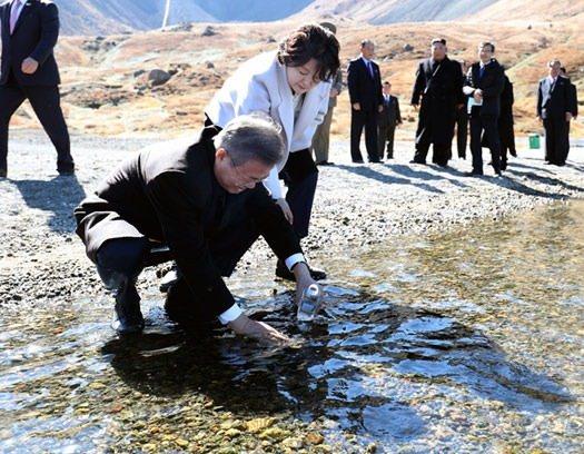 <p>Güney Kore lideri, dağdaki ünlü krater gölü Çonji'den su doldurdu.</p>
