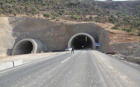<p>Şırnak'ın İkizce köyü yakınlarında yapımı tamamlanan, 700 ve 800 metre uzunluğunda 2 tünelin yanı sıra 360 metre uzunluğunda 1 viyadük de tamamlandı.</p>