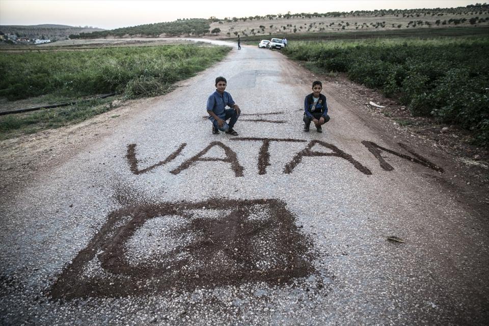 <p>Askeri konvoyun sınır hattındaki geçiş güzergahındaki çocuklar da yola çamurla "vatan" yazdı.</p>

<p> </p>
