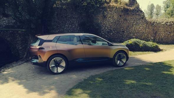 <p>BMW iNEXT konseptinde birçok kontrol aracı, ihtiyaç hâlinde ortaya çıkıyor. Araç içerisinde herhangi bir yüzeyin her an interaktif projeksiyon sistemi ile bir kontrol ekranına dönüştürülebiliyor olması ilginç bir nokta.</p>
<p> </p>