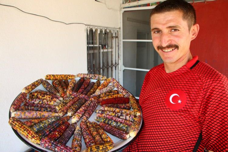<p>Tarımı renklendiren adam Halis Katman, Aksaray'ın İncesu köyündeki arazisinde yetiştirdiği meyve ve sebzelere renk katarak ilgiyi topladı.</p>
