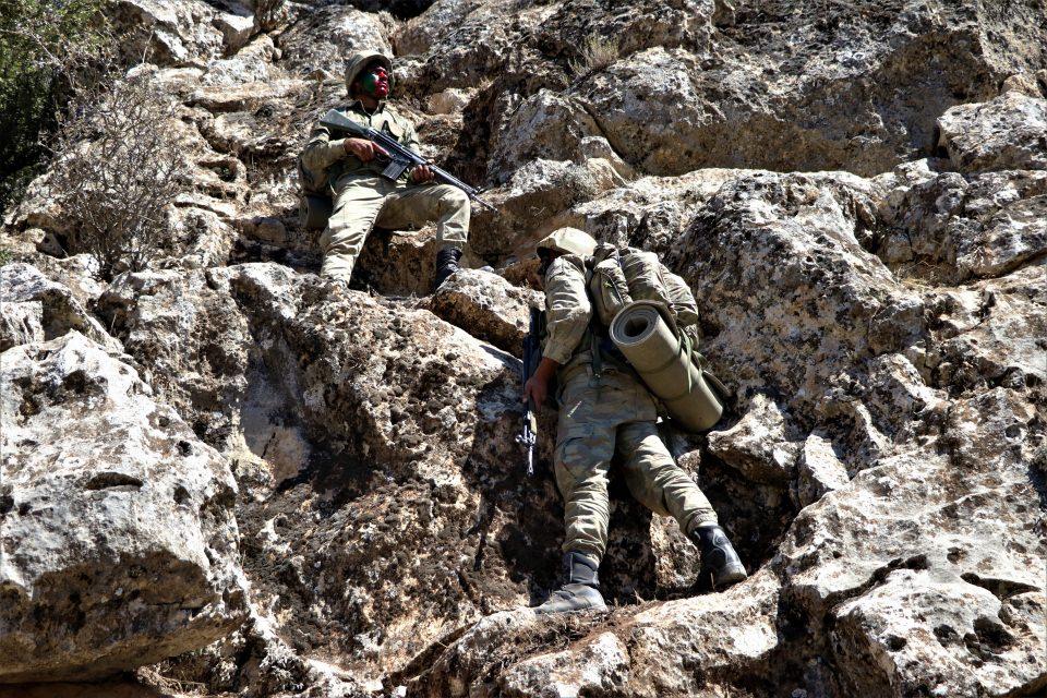 <p>Aynı başarıyı öğrendikleri harekat tarzlarını uygulayarak gece intikallerinde de gösteren komandolar, daha sonra helikopterlerle farklı bölgelerde doğru noktalara inerek etkili şekilde arazide güvenlik tedbiri aldı.</p>
<p> </p>