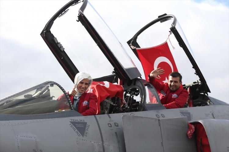 <p>T3 Vakfı Mütevelli Heyeti Başkanı Selçuk Bayraktar ile Kadın ve Demokrasi Derneği (KADEM) Başkan Yardımcısı Sümeyye Erdoğan Bayraktar, TEKNOFEST etkinlik alanını gezerek Phantom 4 uçağına bindi.</p>