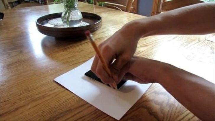 <p>Ağaçtan bir kılıf yapmayı düşünen adam öncelikle telefonunun boyutlarını ölçtü.</p>
