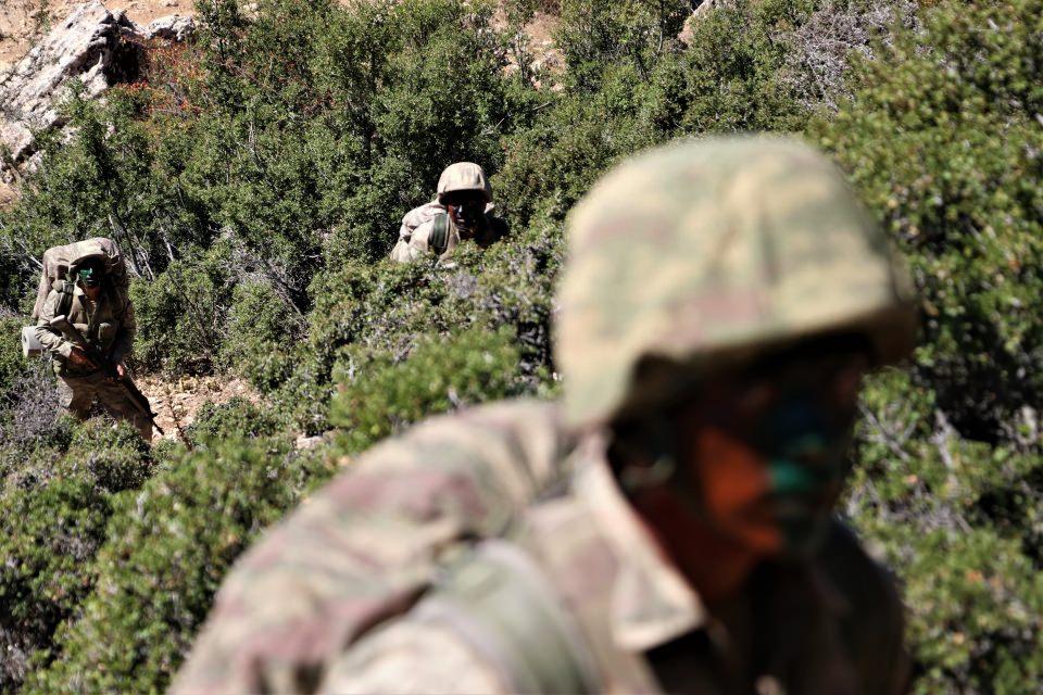 <p>Komandolar, tim komutanından alınan emirleri harfiyen yerine getirip, arazideki zorlukları yenme becerisine sahip olduklarını da gösterdi.</p>

<p> </p>
