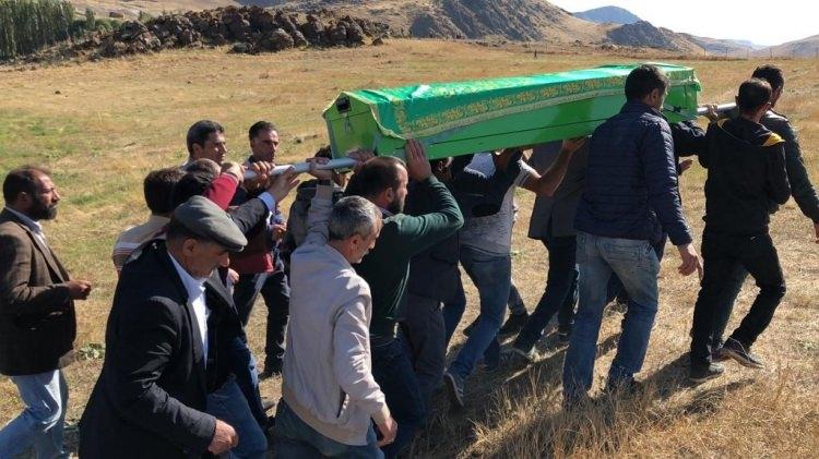 <p>Sabaha kadar morgda bekletilen Sedanur'un cenazesi, Kağızman Belediyesi'ne ait cenaze nakil aracı ile alınarak Paslı köyüne götürüldü.</p>
