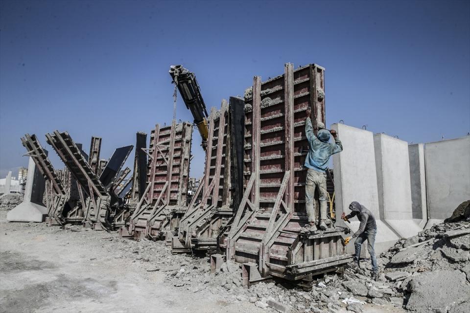 <p>İdlib çevresindeki gözlem noktaları ileÿsınır hattına sevk edilen askeri birliklerin bulunduğu alanlara beton blok sevkiyatının süreceği belirtildi.</p>

<p> </p>
