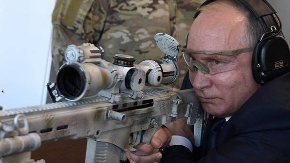 <p>SVCh-308’in başına geçen Putin, 600 metreden yaptığı 5 atışla tüm hedefleri vurdu.</p>

<p> </p>
